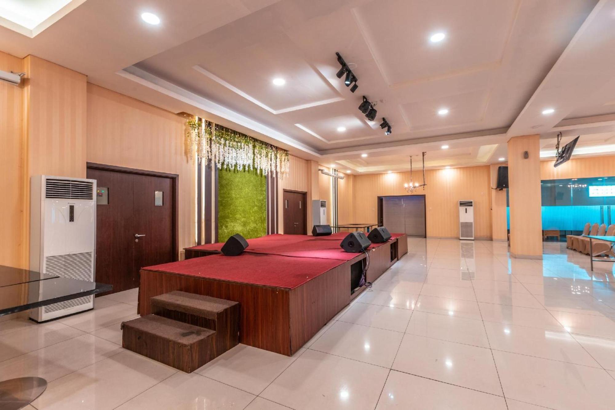 Collection O Hotel Igloo Bekasi Buitenkant foto